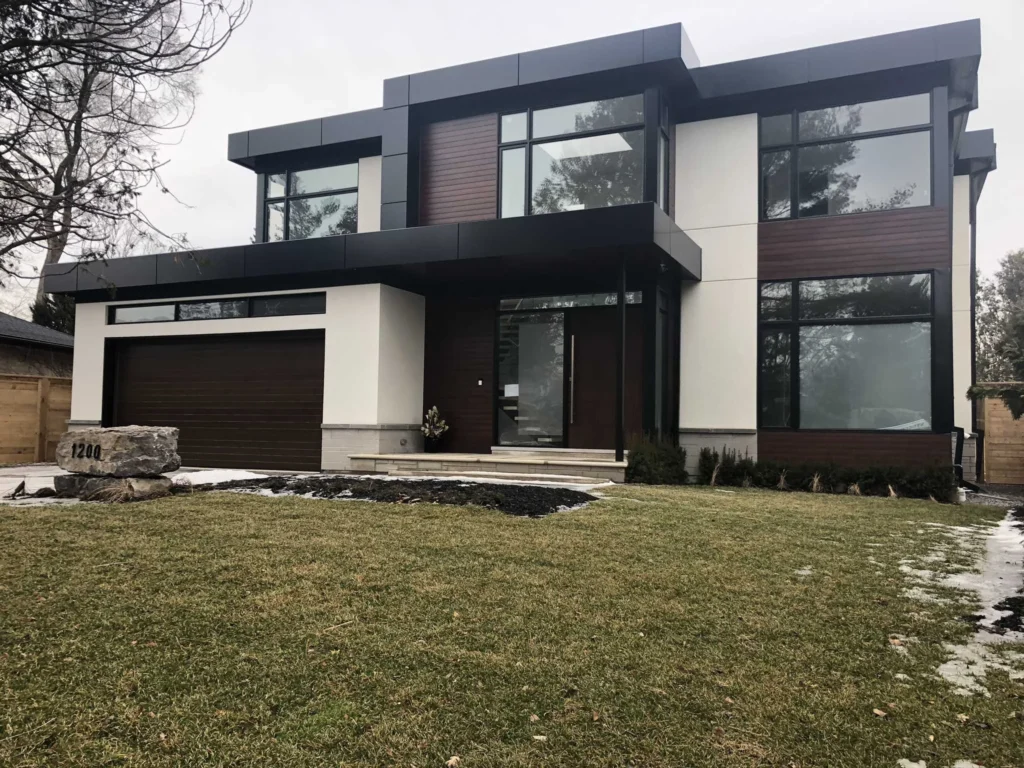 Modern two-storey house with white stucco walls, dark panels and wood-look cladding